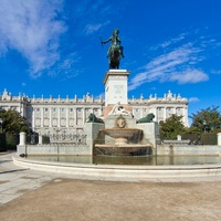 Pomnik Felipe IV przed pałacem królewskim.
