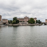 Na moście Strömbron, na wprost parlament.