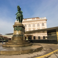Pomnik arcyksięcia Albrechta przed Albertiną.