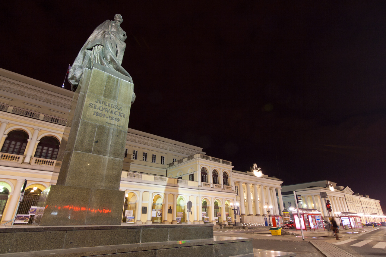 Plac Bankowy. Juliusz Słowacki stoi tam, gdzie kiedyś stał Dzierżyński. A w tle miejsce pracy Hanny Gronkiewicz-Waltz. 