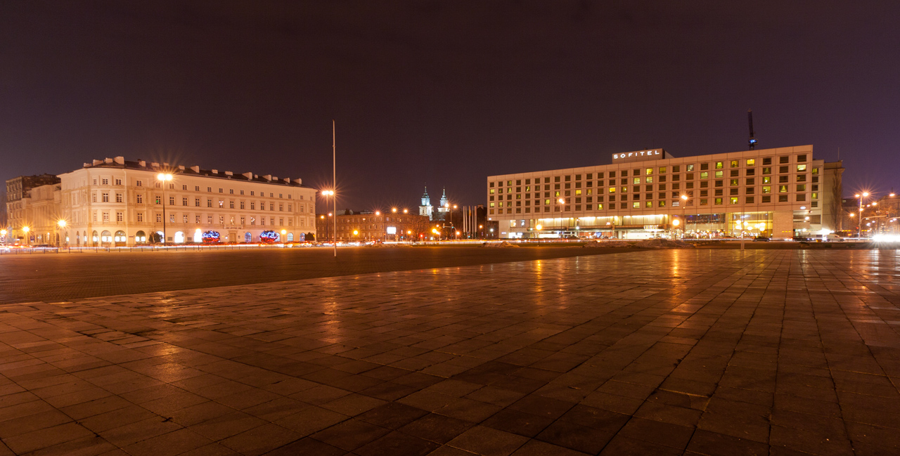 Plac Piłsudskiego. Gmach Sądów Wojskowych, a po prawej hotel Sofitel (Victoria) wybudowany na miejscu pałacu Kronenberga.