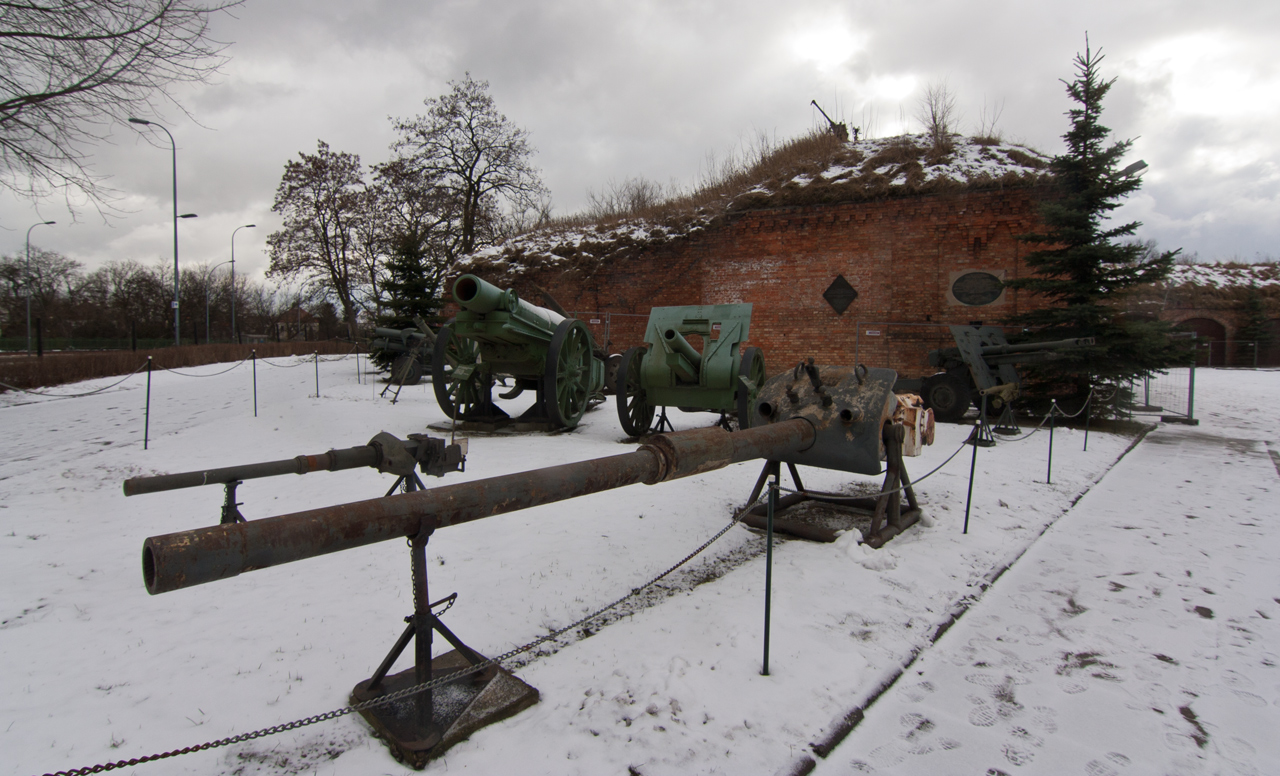 Artyleria przed budynkiem fortu.