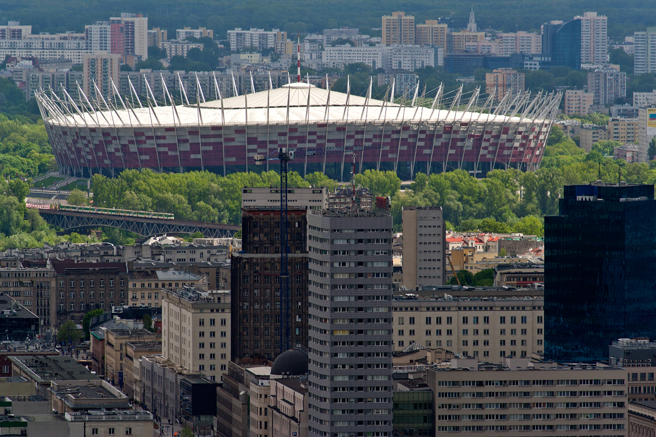 Zbliżenie na Stadion Narodowy, w tle Grochów od Kinowej po plac Szembeka.