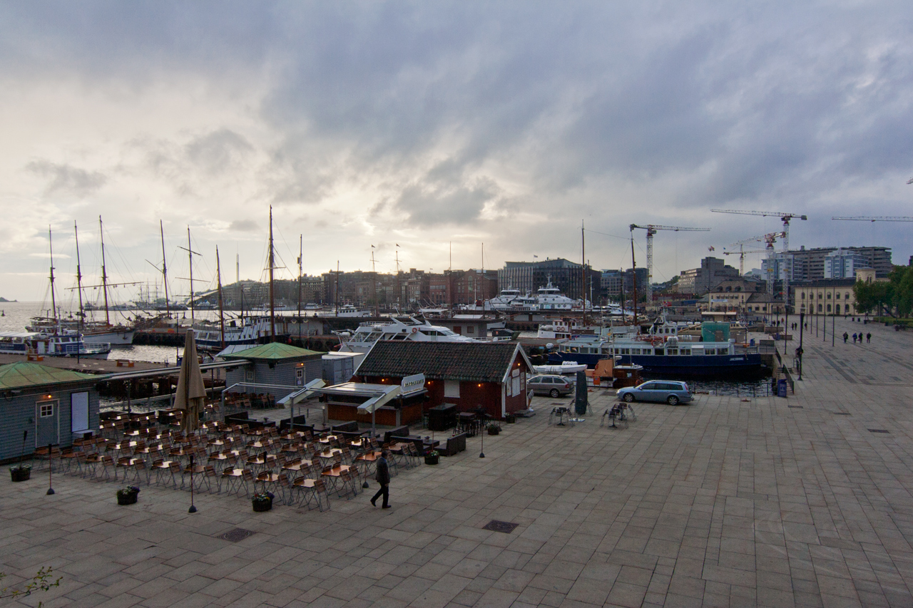 Port przy ratuszu, w tle Tjuvholmen i Aker Brygge.