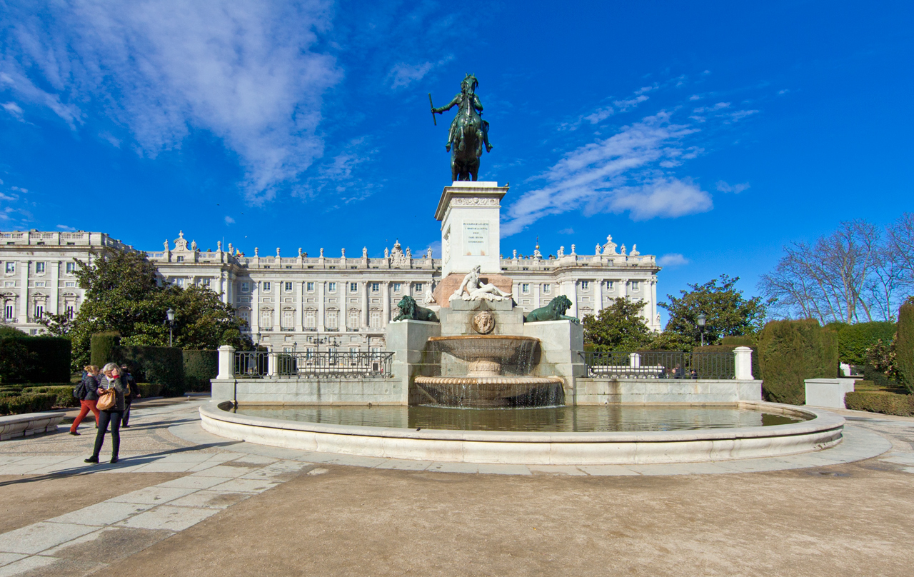 Pomnik Felipe IV przed pałacem królewskim.