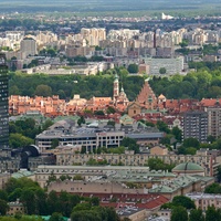 Panorama rozświetlonego Starego Miasta, w tle Targówek i na ostatnim planie Ząbki.