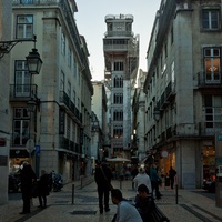 Rua de Santa Justa, w głębi zabytkowa winda.