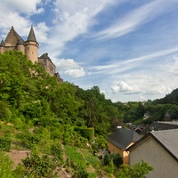 Zamek góruje nad Vianden.