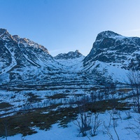 Na środku najwyższe szczyty Kvaløyi - Hollendaren (1014 m npm) i Store Blåmann (1044 m npm).