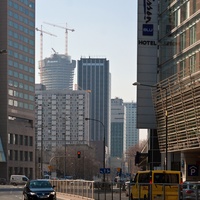 W głębi widać budowę Warsaw Spire.