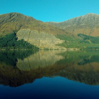 Zbocza Meal na Teanga i Meal Dubh nad jeziorem Loch Lochy.
