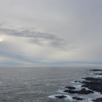 Lóndrangar - bazaltowe słupy wystające na brzegu oceanu.