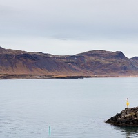 Panorama portu, w głębi góry ciągnące się przez całą długość półwyspu.