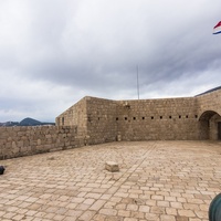 Chorwacka flaga zdobi donżon fortu.