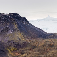 Na pierwszym planie Geldingafell, w głębi główna kaldera Snæfellsjökull.