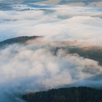 Mgły opływają Obłaźnią Górę nad Sromowcami.