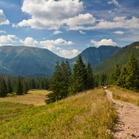 Górny poziom doliny Tomanowej - widok na głęboko wciętą Iwaniacką Przełęcz pomiędzy Ornakiem a Kominiarskim Wierchem.