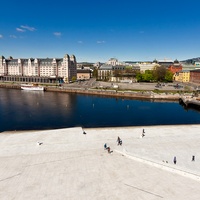 Dolny poziom dachu, fjord i zabudowa Oslo.