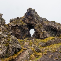 Okno skalne na ścieżce Nautastígur.