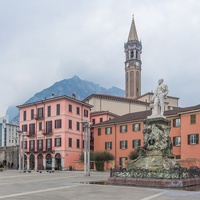Plac Mario Cermenati i jego pomnik.