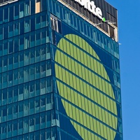 Logo Deloitte i "słońce" na elewacji Q22.