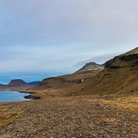 Pierwszy rzut oka na Kirkjufell, z tej strony mało przypominający typowe kadry.