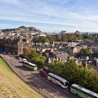 Widok na Edynburg z dolnego poziomu zamku.