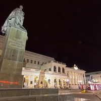 Plac Bankowy. Juliusz Słowacki stoi tam, gdzie kiedyś stał Dzierżyński. A w tle miejsce pracy Hanny Gronkiewicz-Waltz. 