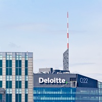 Logo Deloitte i maszt na Q22.