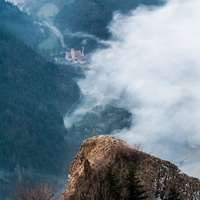 Mgła na moment odsłoniła słowacki Czerwony Klasztor.