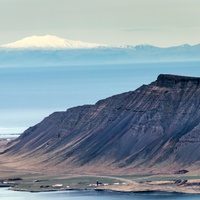 Zbliżenie na ciemny masyw Akrafjall, a w głębi Snæfellsjökull.
