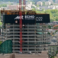 Budowa wieżowca Q22 na rogu Grzybowskiej i JP2.
