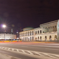 Plac Bankowy. Po lewej stronie niedawno wyremontowany Hotel Saski, w środku gmach Giełdy i Banku Polskiego z charakterystyczna kopułą, a z prawej Pałac Ministra Skarbu. 
