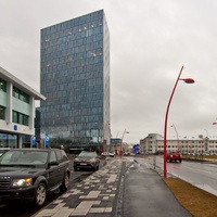 Jeden z niewielu wieżowców w Reykjaviku - Höfdatorg Office Tower.