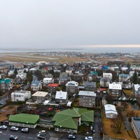 Widok z wieży Hallgrimskirkja na lotnisko w Reykjaviku.