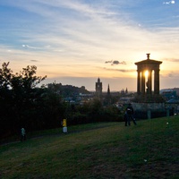 Słońce zachodzi nad Edynburgiem...