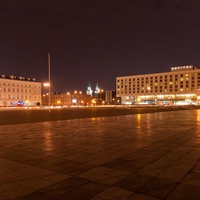 Plac Piłsudskiego. Gmach Sądów Wojskowych, a po prawej hotel Sofitel (Victoria) wybudowany na miejscu pałacu Kronenberga.