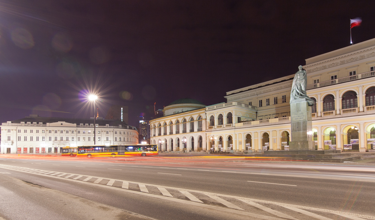 Plac Bankowy. Po lewej stronie niedawno wyremontowany Hotel Saski, w środku gmach Giełdy i Banku Polskiego z charakterystyczna kopułą, a z prawej Pałac Ministra Skarbu. 