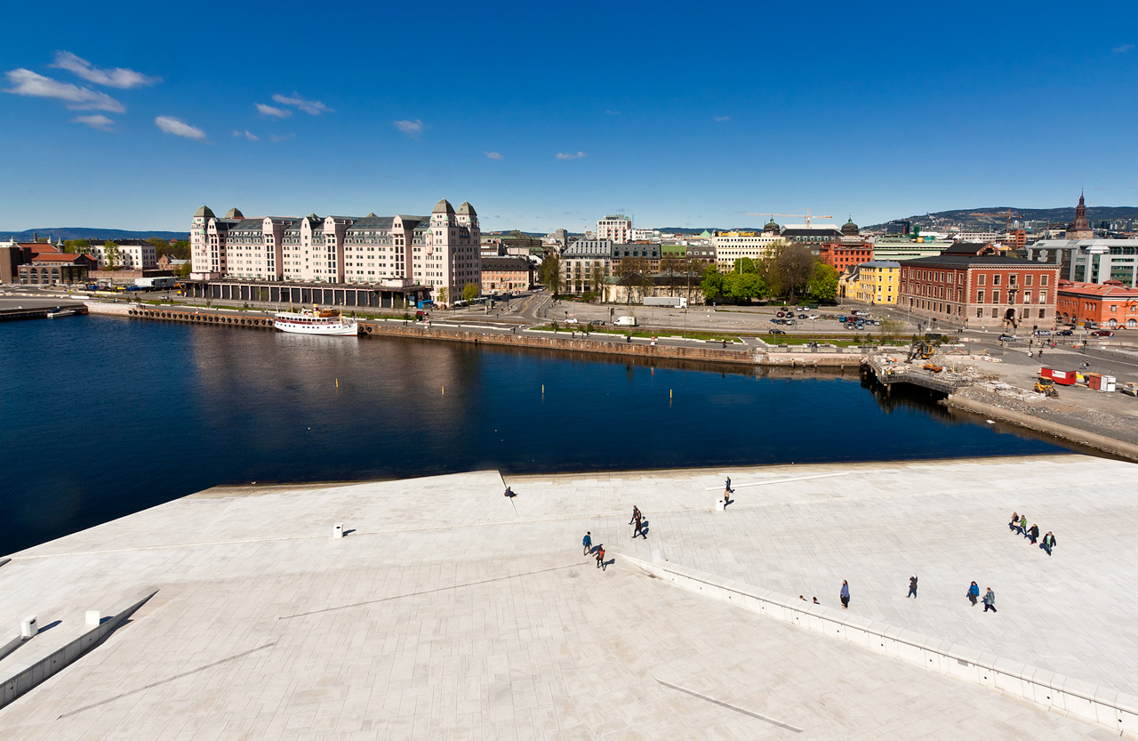 Dolny poziom dachu, fjord i zabudowa Oslo.