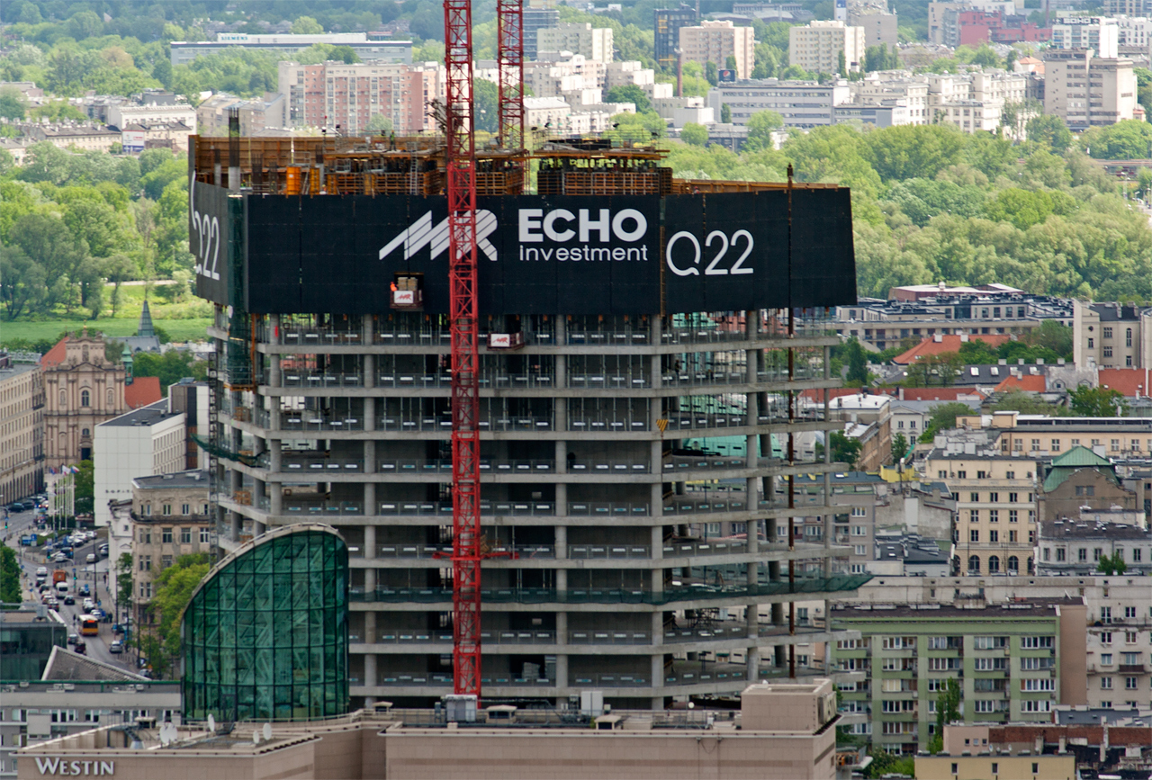 Budowa wieżowca Q22 na rogu Grzybowskiej i JP2.
