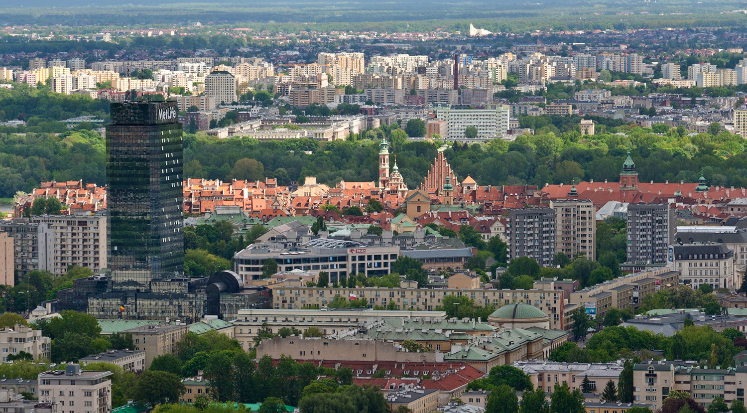 Panorama rozświetlonego Starego Miasta, w tle Targówek i na ostatnim planie Ząbki.