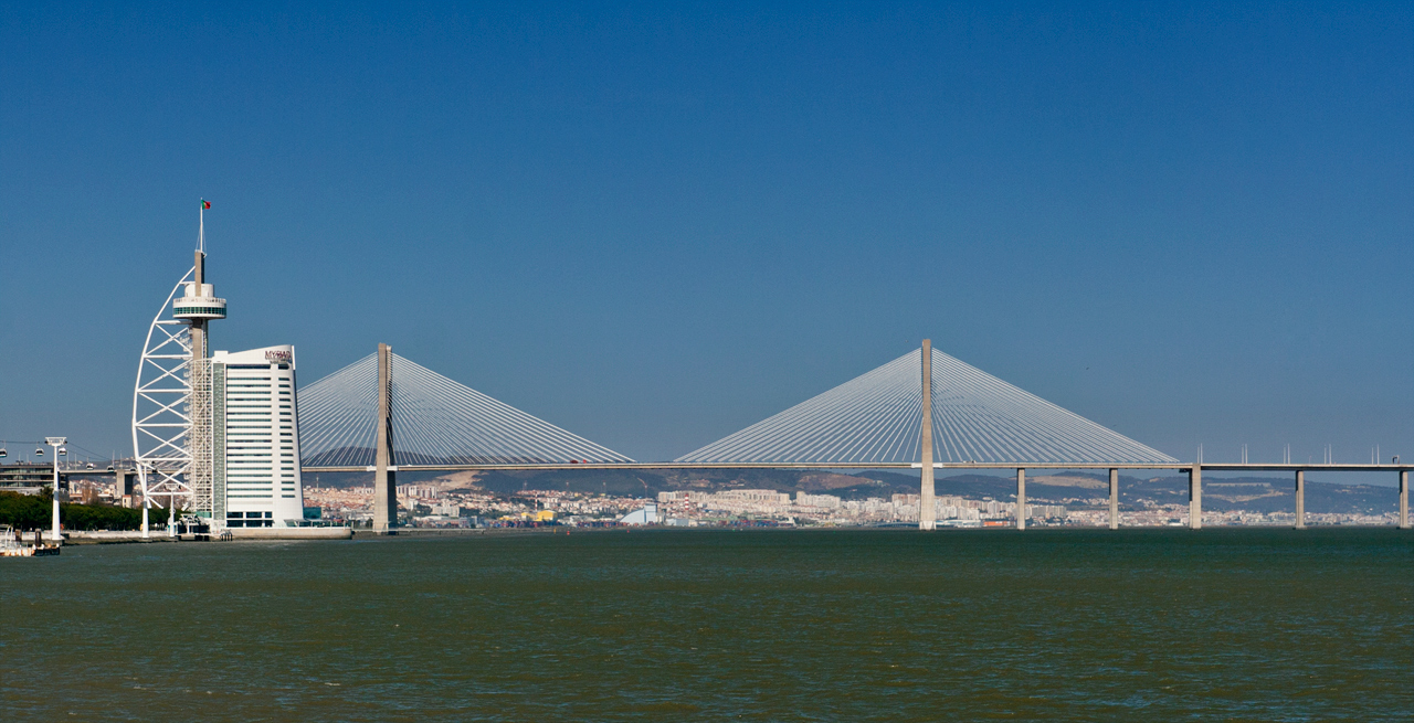 Most Vasco da Gamy - najdłuższy w Europie, tu tylko jego początkowy fragment.