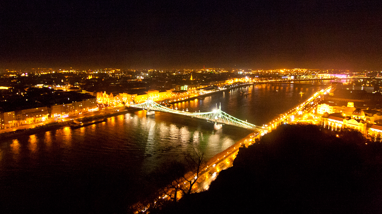 Dunaj i Most Wolności z góry Gellerta.