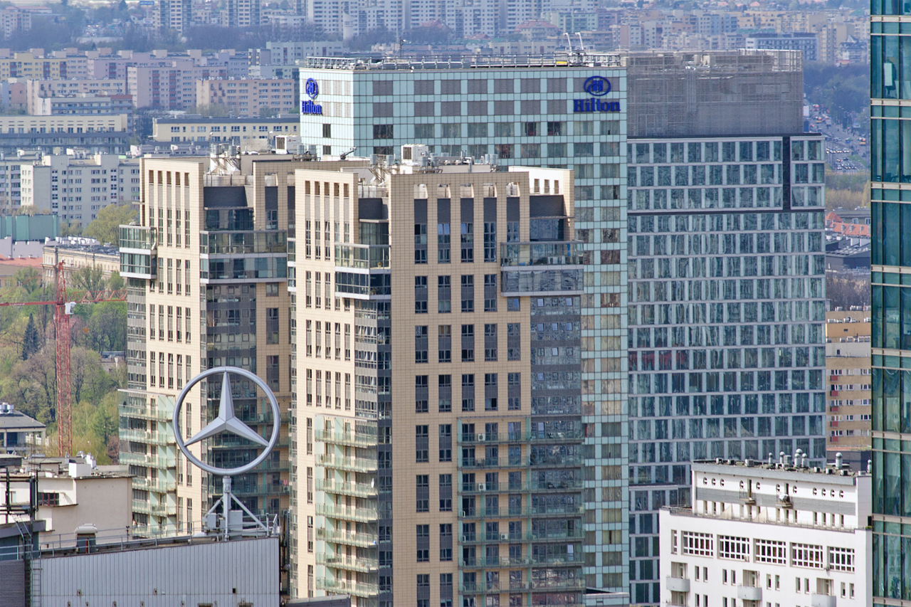 Gwiazdka Mercedesa na Ilmecie, a za nią Platinum Towers, Hilton i PCC.