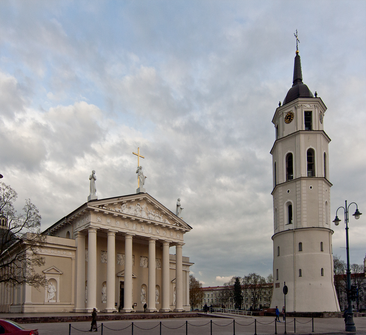 Katedra i dzwonnica.