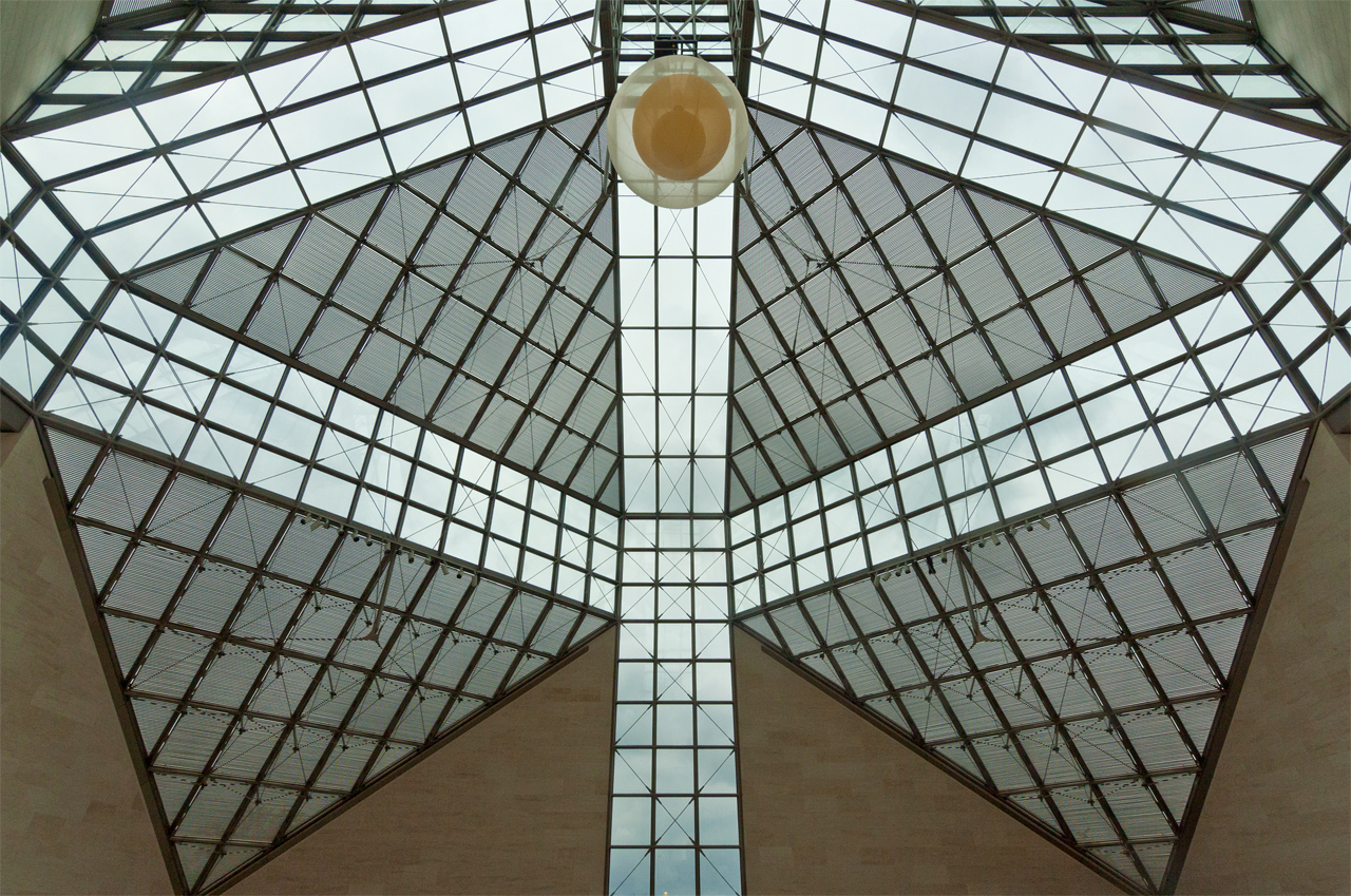 Szklany dach MUDAM - muzeum sztuki nowoczesnej.