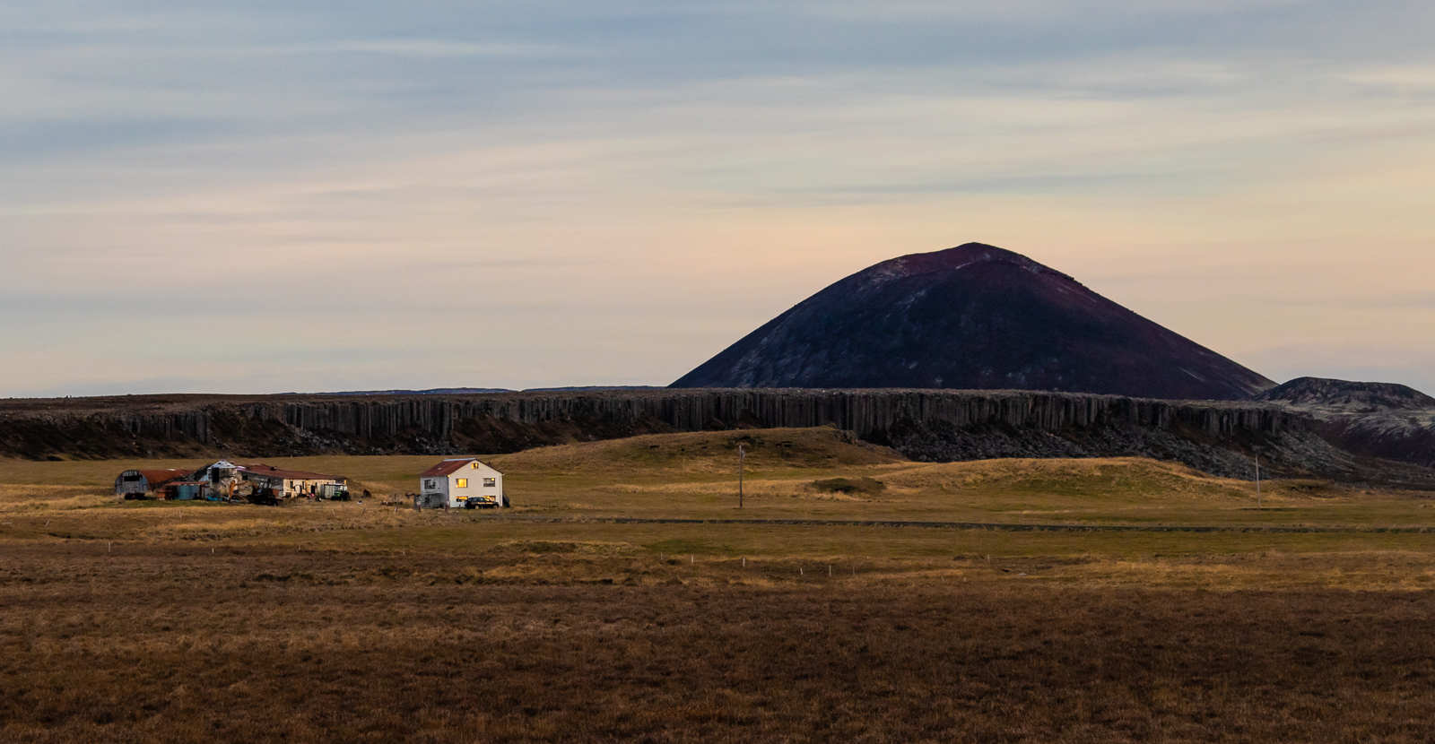 Bazaltowe klify Gerðuberg, a w głębi wulkan Ytri-Rauðamelskúlur.