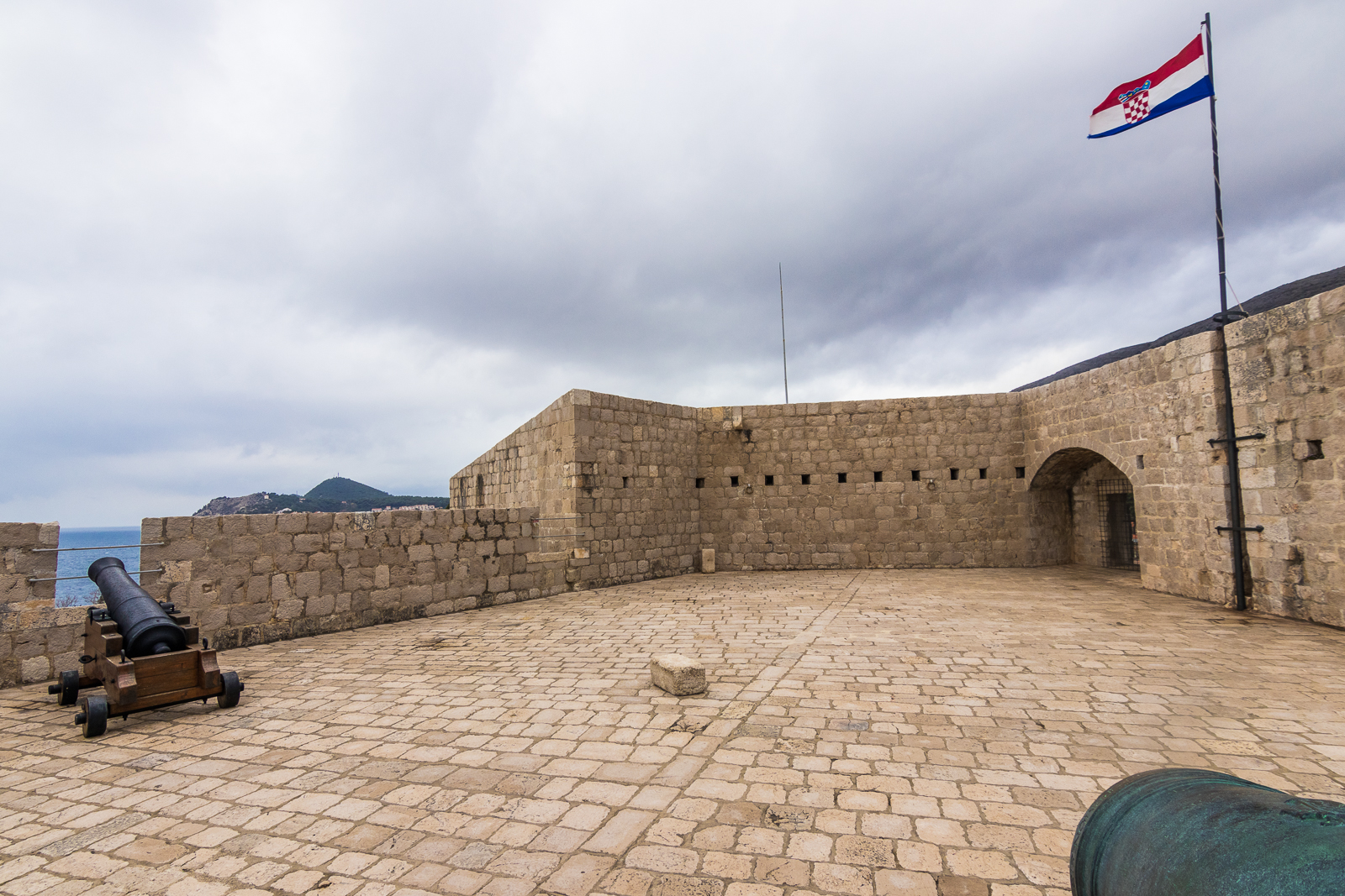 Chorwacka flaga zdobi donżon fortu.