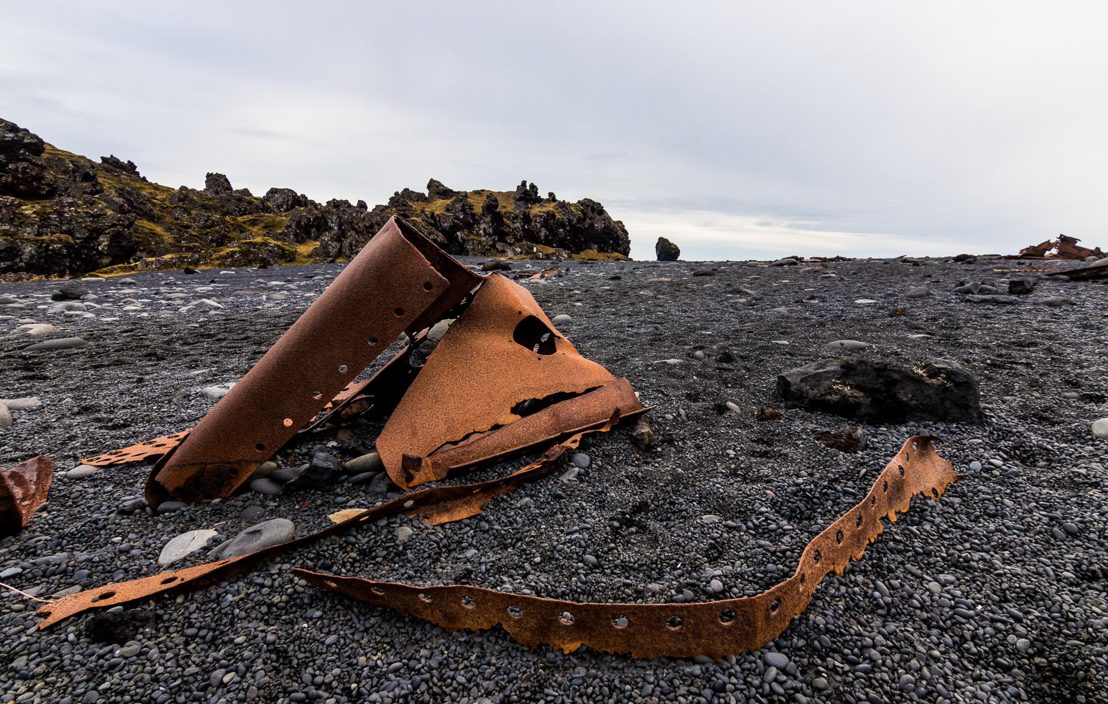 Plaża jest pełna zardzewiałych pozostałości statku, który rozbił się tu w 1948.